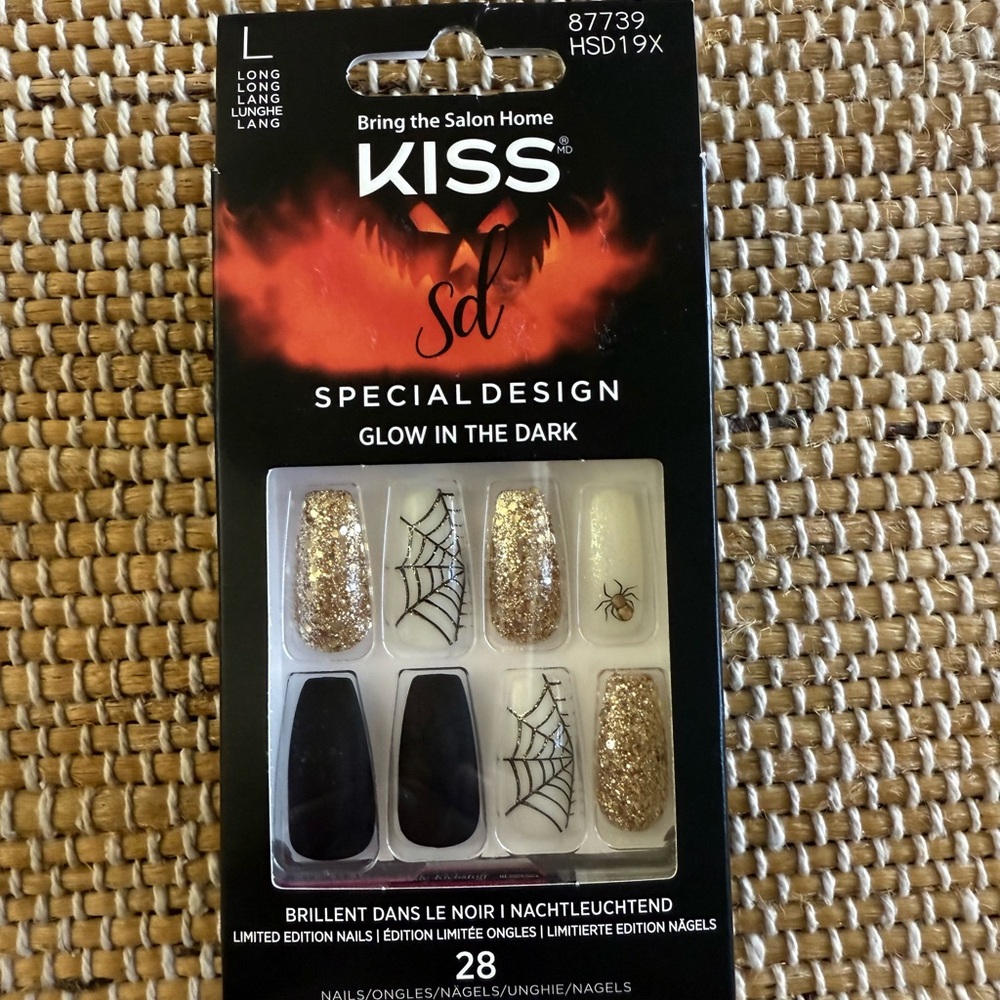 Kiss Nails Halloween Long Coffin Black Spider Web Glow in Dark Glue Press on NIB